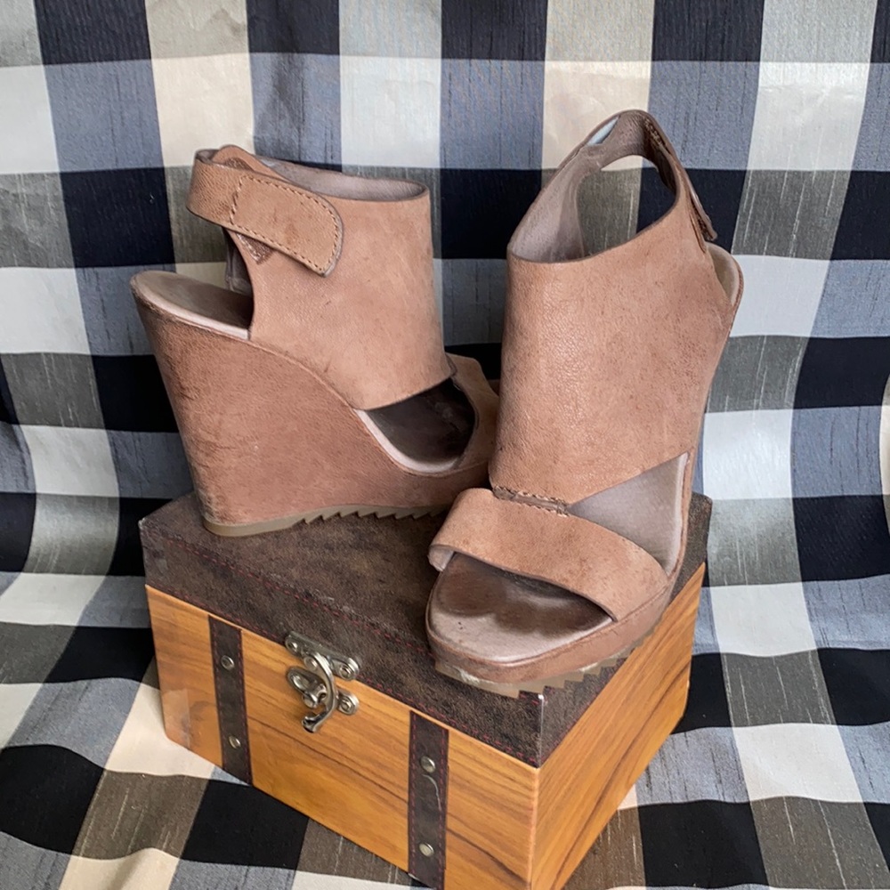 Brown wedge